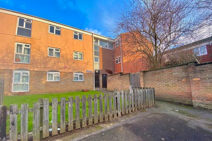 2 Bedroom Flat To Rent In Pevensey Road, Slough SL2