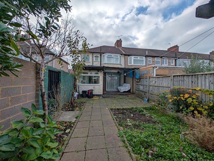 3 Bedroom End Of Terrace House For Sale In Bourne Avenue, Hayes, Greater London, UB3