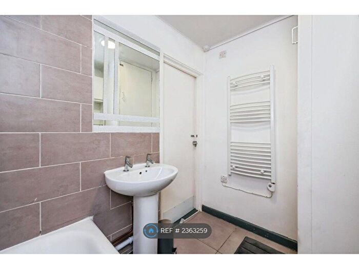 2 Bedroom Flat To Rent In Derwent Court, Nottingham, NG7