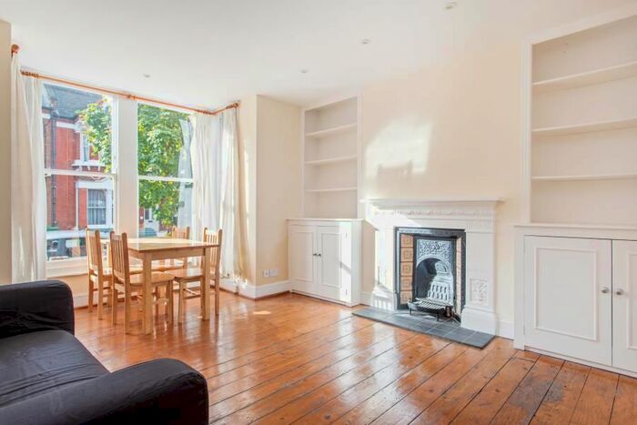 3 Bedroom Flat To Rent In Killyon Road, London, SW8
