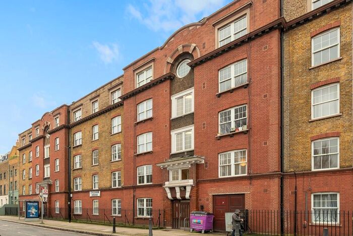 3 Bedroom Flat To Rent In Evesham House, Bethnal Green, E2