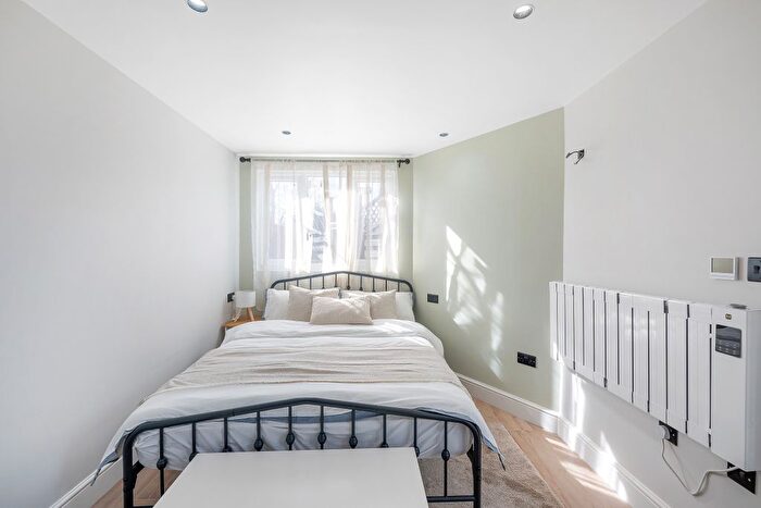 3 Bedroom Semi-Detached House To Rent In Randle Road, Richmond, TW10
