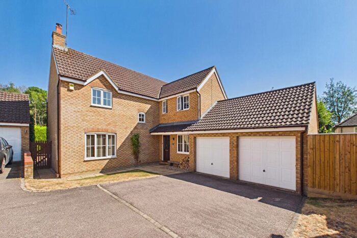 4 Bedroom Detached House For Sale In Hawthorn Drive, Towcester, NN12