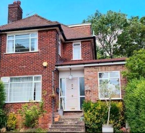 5 Bedroom Semi-Detached House To Rent In Sunnyfield London, NW7