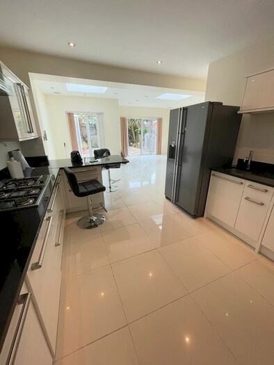 5 Bedroom Semi-Detached House To Rent In Gainsborough Gardens, Golders Green London, NW11