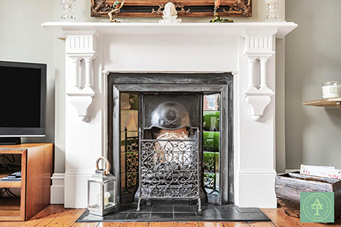 2 Bedroom Flat For Sale In Conway Road, London, N14