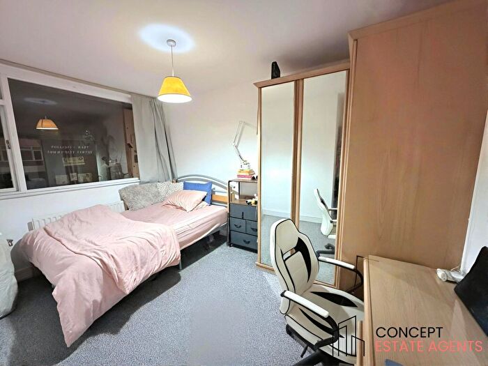 2 Bedroom Maisonette To Rent In High Street Colliers Wood, SW19