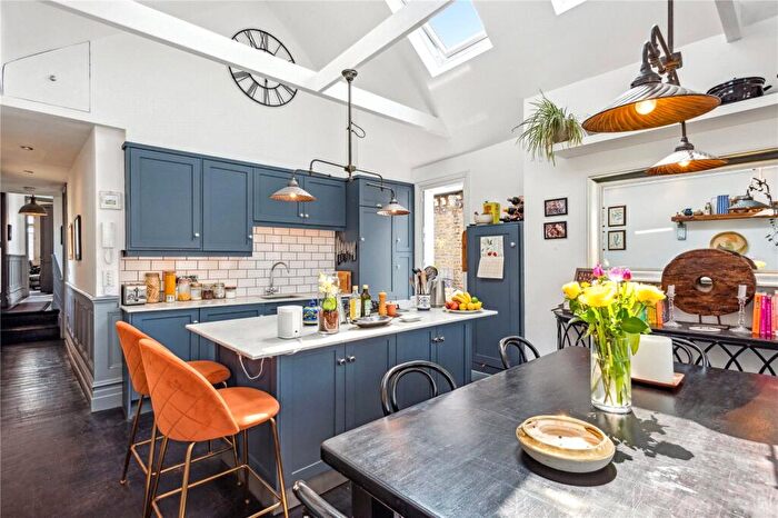 2 Bedroom Apartment For Sale In Thirsk Road, London, SW11