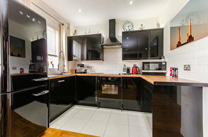 1 Bedroom Flat To Rent In Cavell Street, , Whitechapel, London, E1