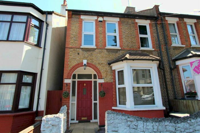 3 Bedroom End Of Terrace House To Rent In Hainault Avenue, Westcliff On Sea, SS0