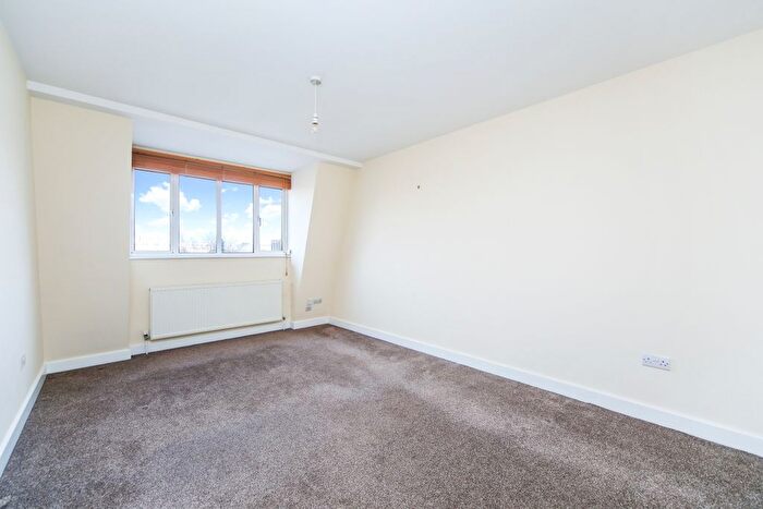 3 Bedroom Flat To Rent In Holloway Road, London, N7