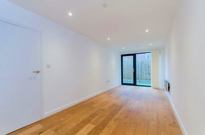 1 Bedroom Flat To Rent In High Street, New Malden, KT3