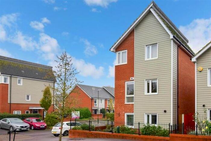 2 Bedroom Apartment To Rent In Lexington Drive, Haywards Heath, RH16