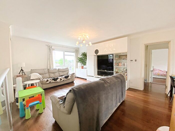 2 Bedroom Maisonette To Rent In Heath View, London, N2