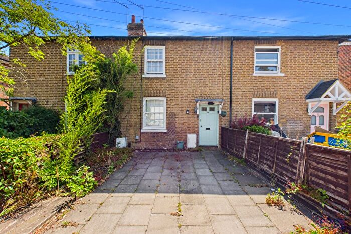2 Bedroom Cottage For Sale In Bridge Road, Chertsey, Surrey, KT16