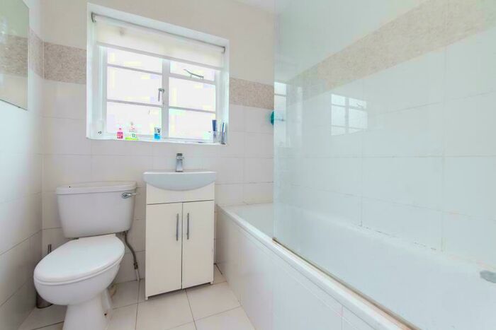 2 Bedroom Apartment To Rent In Denison Close, East Finchley, N2