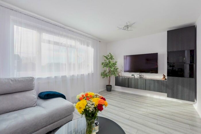 2 Bedroom Flat For Sale In Summerlea, Cippenham, SL1
