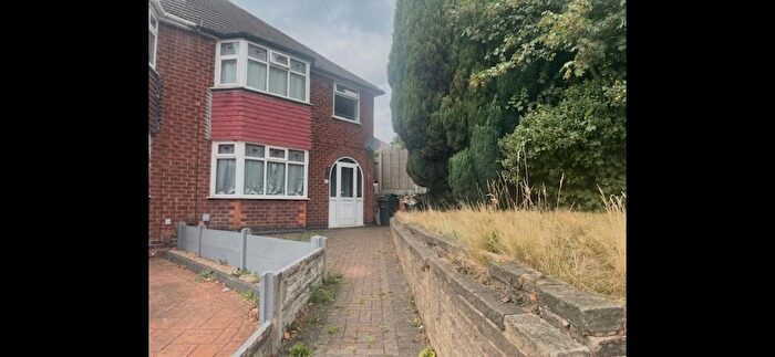 3 Bedroom Semi Detached House For Sale In Fairbourne Avenue, Birmingham, B44