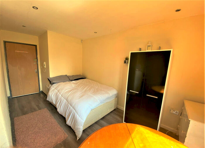 Terraced House To Rent In Grimshaw Place, Preston, Lancashire, PR1