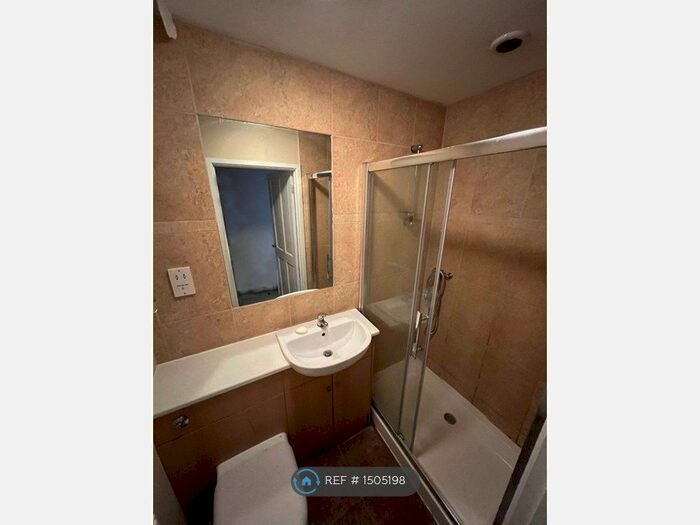 4 Bedroom Semi-Detached House To Rent In West Avenue, Wigston, LE18