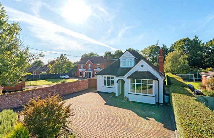 3 Bedroom Chalet For Sale In Davis Street, Hurst, Berkshire, RG10