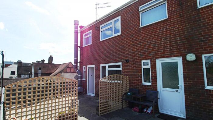 3 Bedroom Flat To Rent In Bishopric, Horsham, RH12