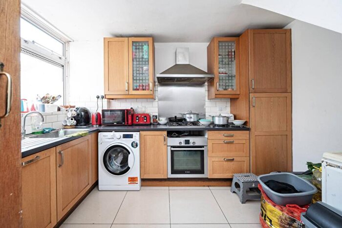 3 Bedroom Flat For Sale In Chapman Street, Shadwell, London, E1