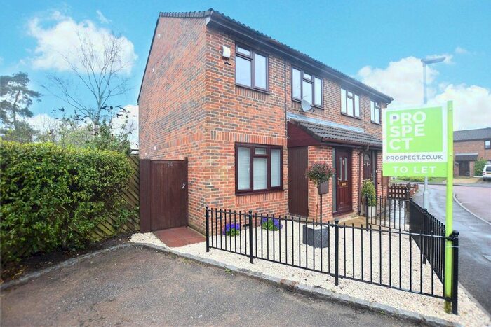 3 Bedroom End Of Terrace House To Rent In Batcombe Mead, Bracknell, Berkshire, RG12