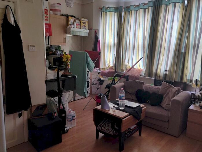 1 Bedroom Studio To Rent In Sunnycroft Road, Hounslow, TW3