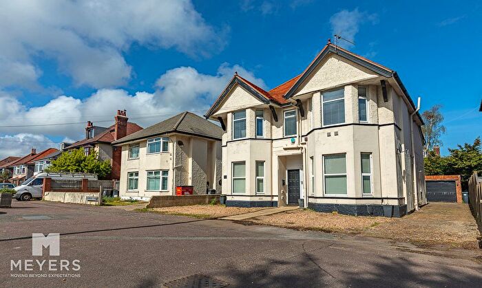 3 Bedroom Flat For Sale In Richmond Park Road, Bournemouth, BH8