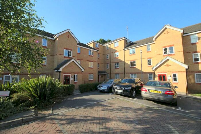 2 Bedroom Flat To Rent In Pickard Close, Southgate, N14