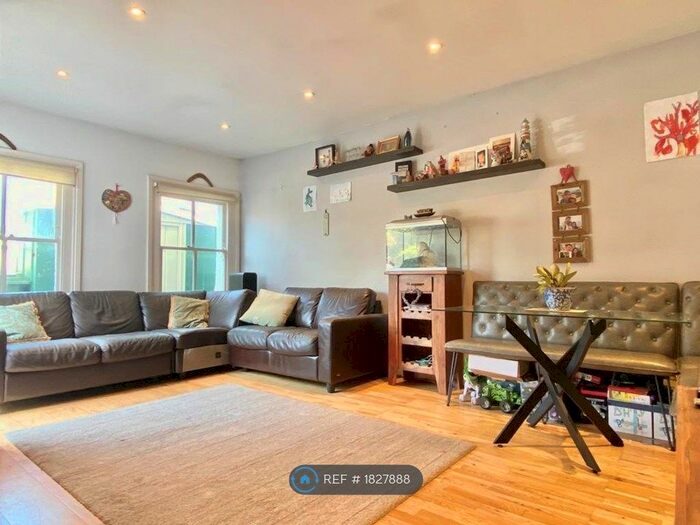 3 Bedroom Maisonette To Rent In Emmanuel Road, London, SW12