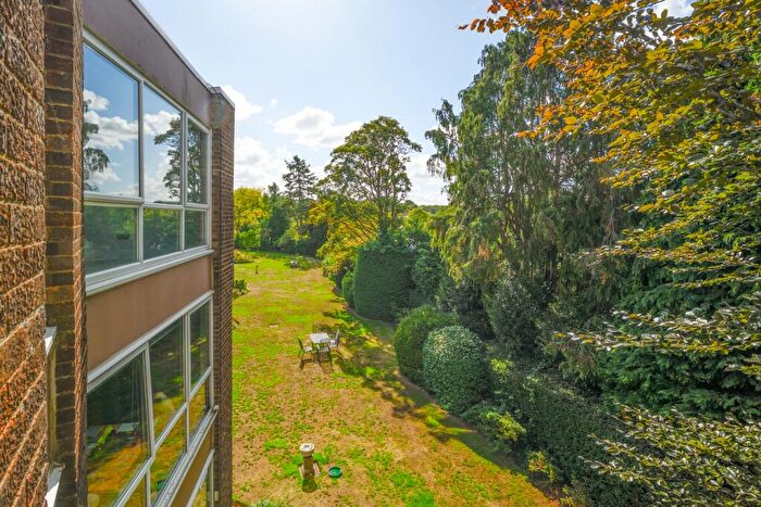 2 Bedroom Apartment For Sale In Parkside Court, Weybridge, KT13