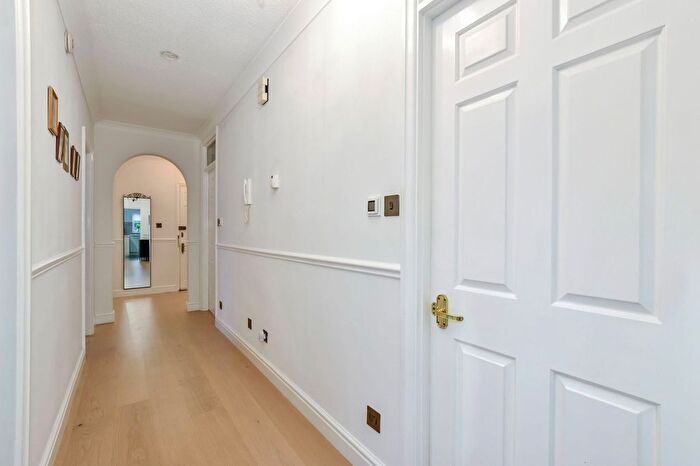 2 Bedroom Flat For Sale In Chorleywood Close, Rickmansworth, WD3