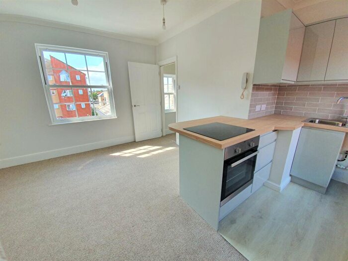 1 Bedroom Flat To Rent In High Street, NR32