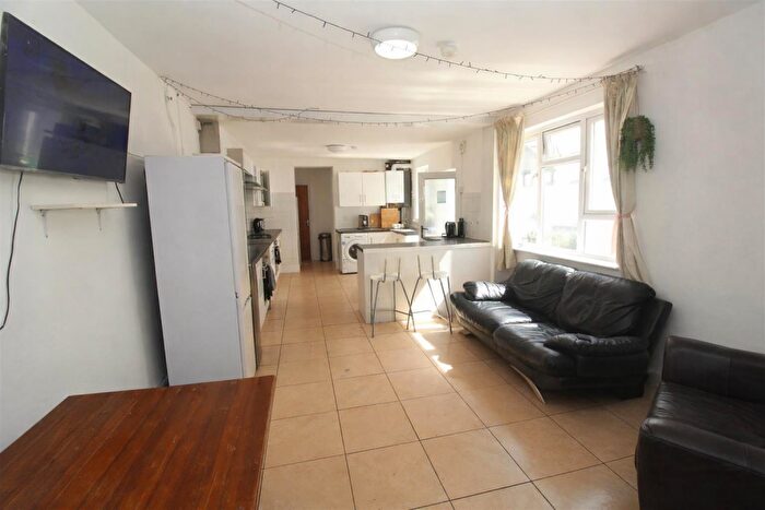 7 Bedroom Private Halls To Rent In Ruthin Gardens, Cathays, Cardiff, CF24