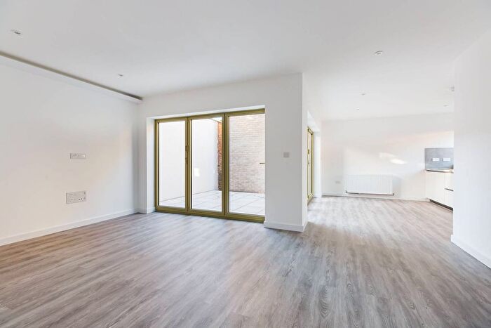 2 Bedroom Property For Sale In North Circular Road, Palmers Green, N13