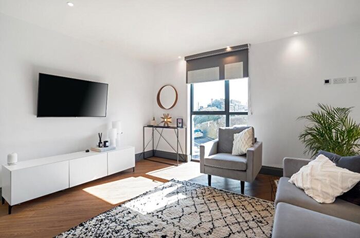 1 Bedroom Flat To Rent In Lister Hill, Leeds, LS18