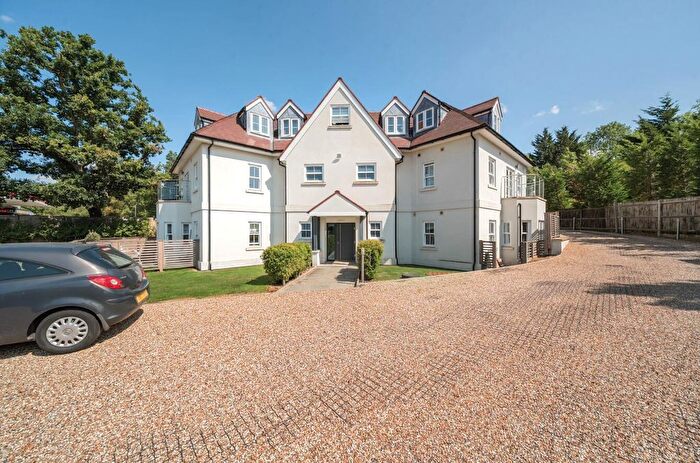 2 Bedroom Flat For Sale In Brookmans Park, Hertfordshire, AL9