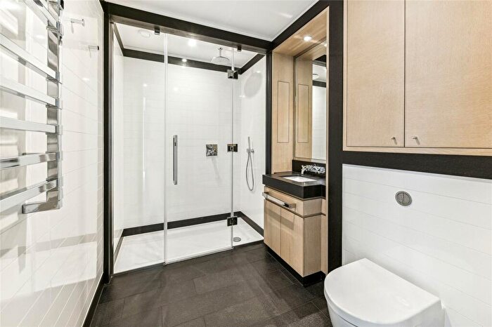 2 Bedroom Apartment To Rent In Viaduct Gardens, London, SW11