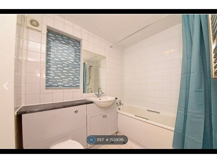 2 Bedroom Flat To Rent In Blackdown Close, East Finchley, N2