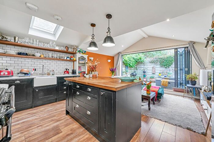 2 Bedroom Flat For Sale In Solon Road, Brixton, London, SW2