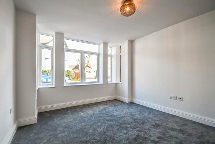 2 Bedroom Apartment For Sale In Southview Drive, Westcliff-On-Sea, SS0