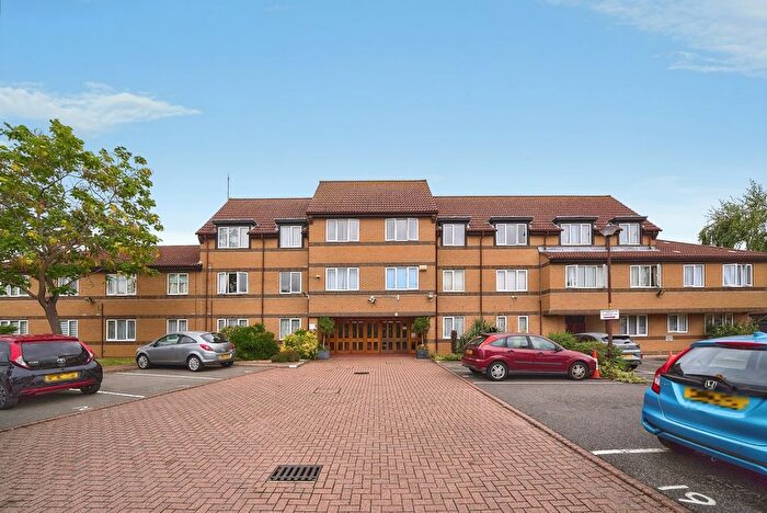 2 Bedroom Flat For Sale In Limewood Court, Beehive Lane, Ilford, IG4