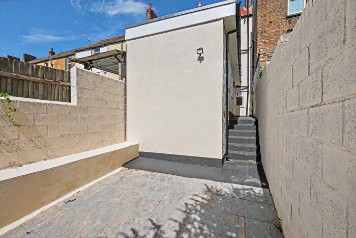 3 Bedroom Flat For Sale In Flat, Luton Road, Chatham, Kent, ME4