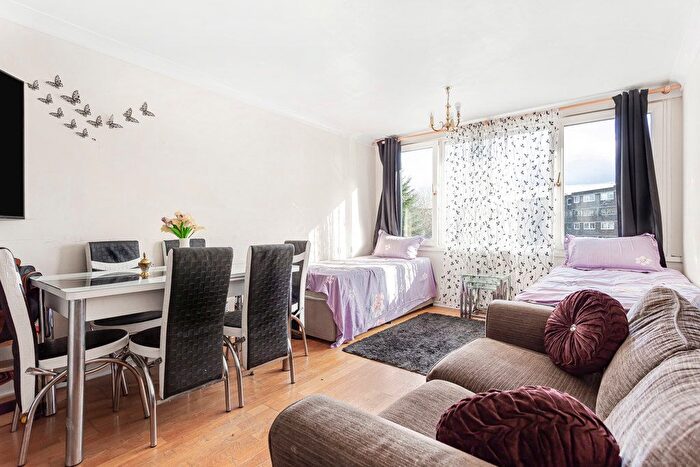 1 Bedroom Flat For Sale In Justin Close, Brentford, TW8