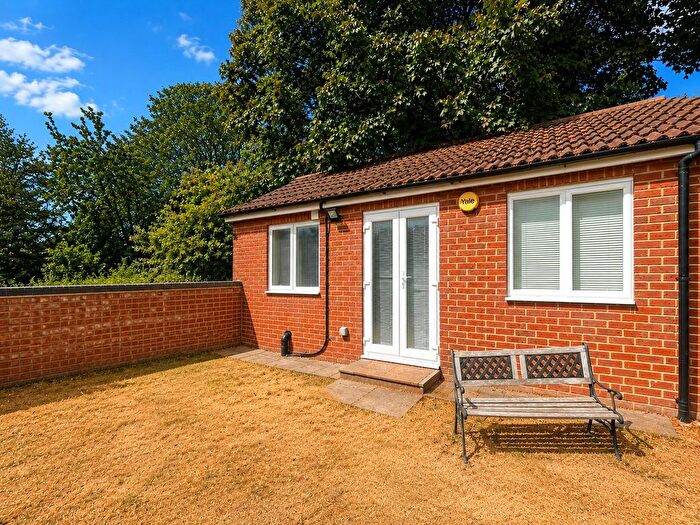 1 Bedroom Flat To Rent In Sutton Square, Heston, Greater London, TW5