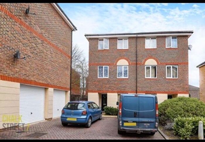 5 Bedroom Town House To Rent In Quarles Park Road, Romford, RM6
