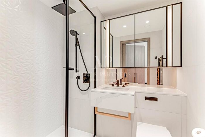 2 Bedroom Apartment To Rent In The Aspen, Marsh Wall, London, E14