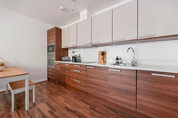 2 Bedroom Flat To Rent In Copenhagen Place, Limehouse, London, E14